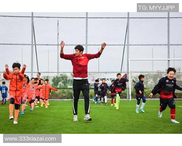 足球巨星助教揭秘：如何通过球场经验帮助年轻球员快速成长